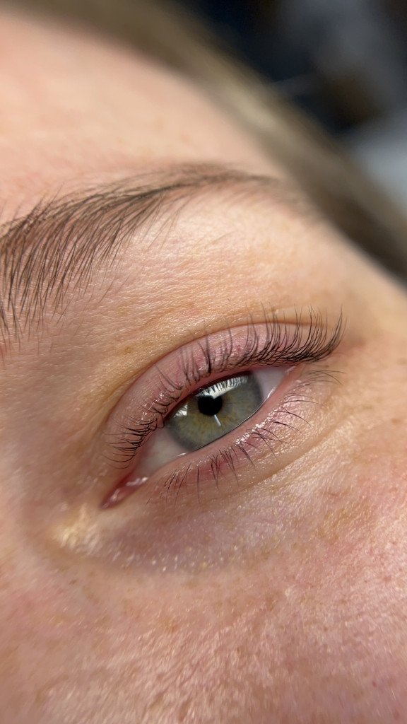 Подарочный сертификат «Ламинирование и окрашивание ресниц» (1 час, 1 человек)